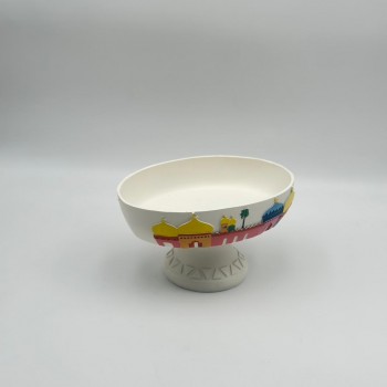 صحن ديكوري أنيق بتصميم تراثي، مصنوع بلون عاجي هادئ مع رسومات مستوحاة من الطابع العربي 23×16×12سم 