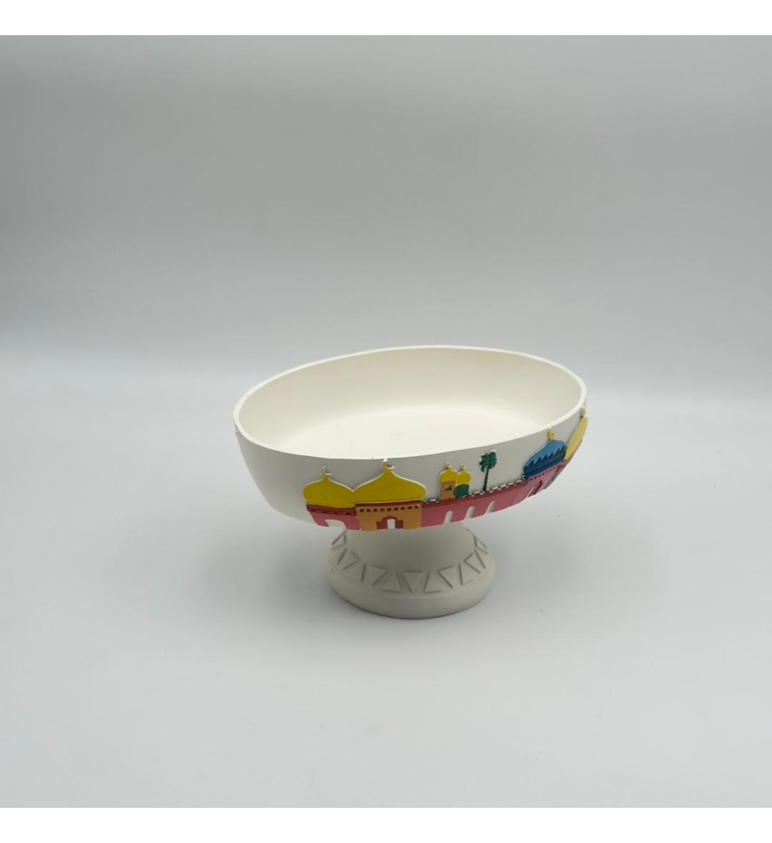 صحن ديكوري أنيق بتصميم تراثي، مصنوع بلون عاجي هادئ مع رسومات مستوحاة من الطابع العربي 23×16×12سم 