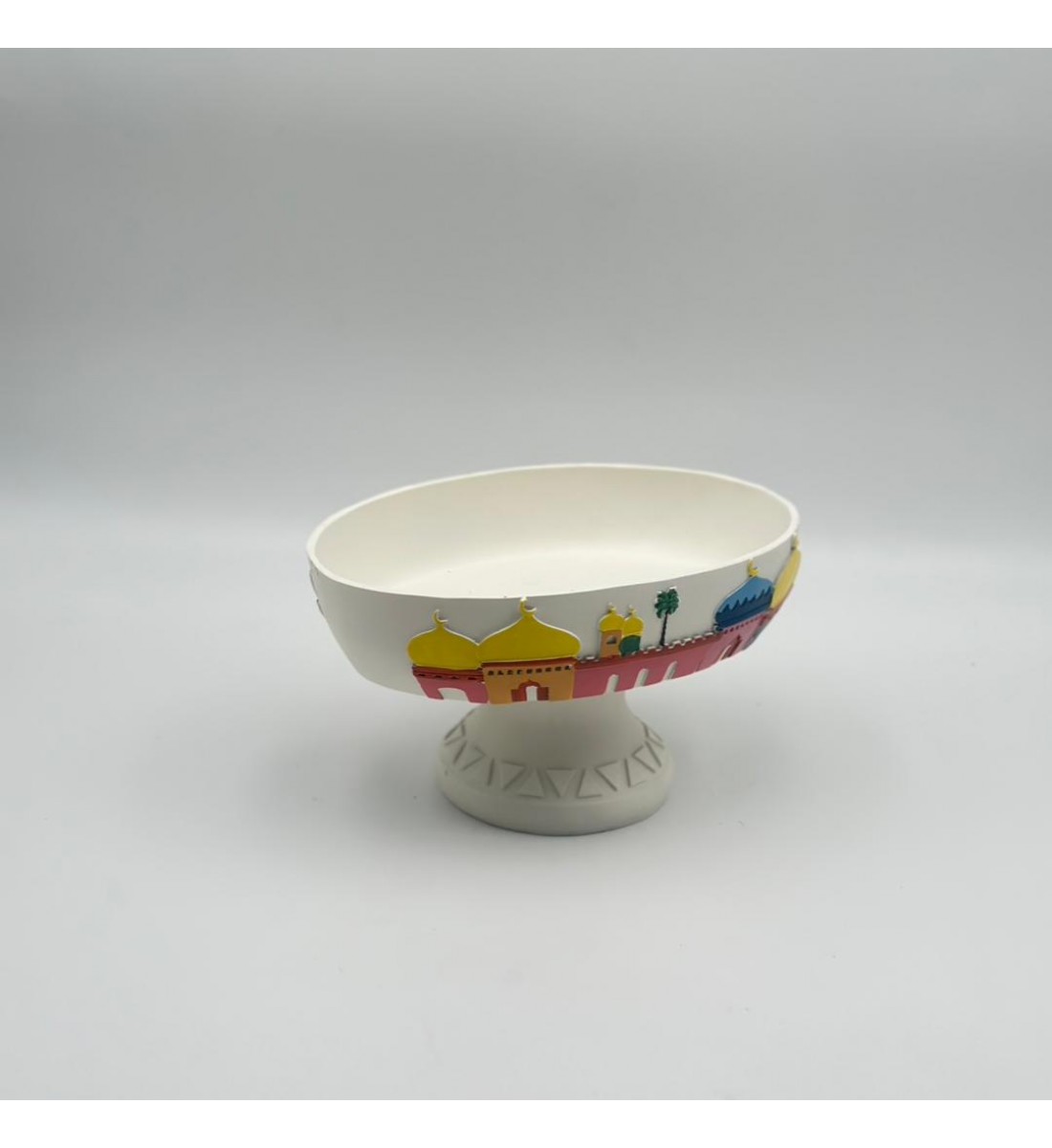 صحن ديكوري أنيق بتصميم تراثي، مصنوع بلون عاجي هادئ مع رسومات مستوحاة من الطابع العربي 23×16×12سم 