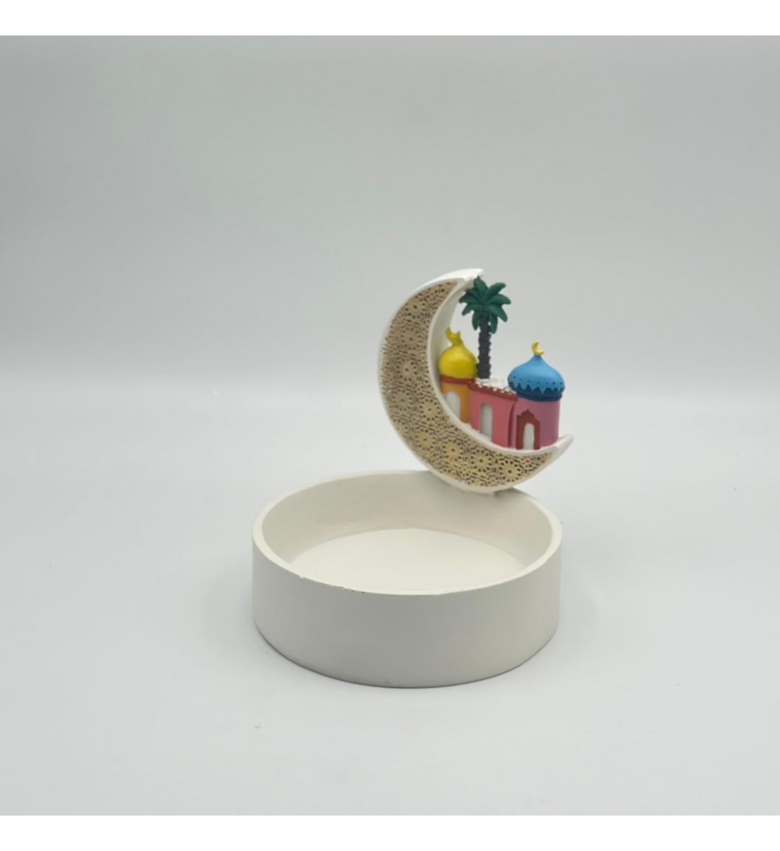  قطعة ديكور أنيقة بتصميم هلالي مستوحى من أجواء رمضان، يتوسطها مجسم لمسجد بقباب16×16×17سم 