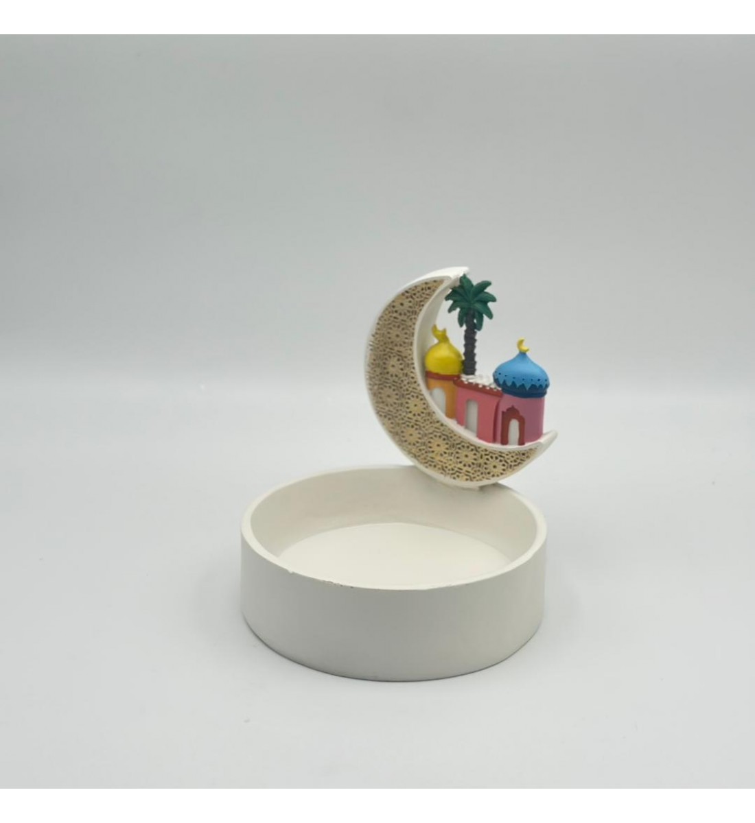  قطعة ديكور أنيقة بتصميم هلالي مستوحى من أجواء رمضان، يتوسطها مجسم لمسجد بقباب16×16×17سم 