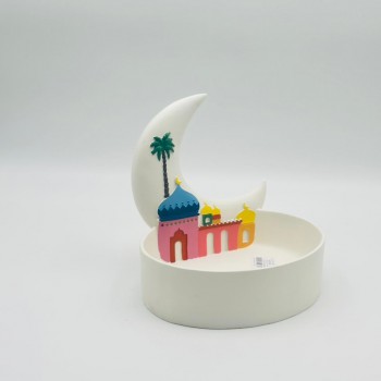  قطعة ديكور أنيقة بتصميم هلالي مستوحى من أجواء رمضان، يتوسطها مجسم لمسجد بقباب21×21×17سم 