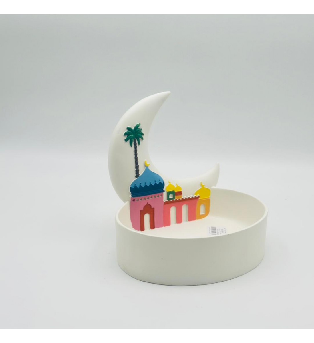  قطعة ديكور أنيقة بتصميم هلالي مستوحى من أجواء رمضان، يتوسطها مجسم لمسجد بقباب21×21×17سم 