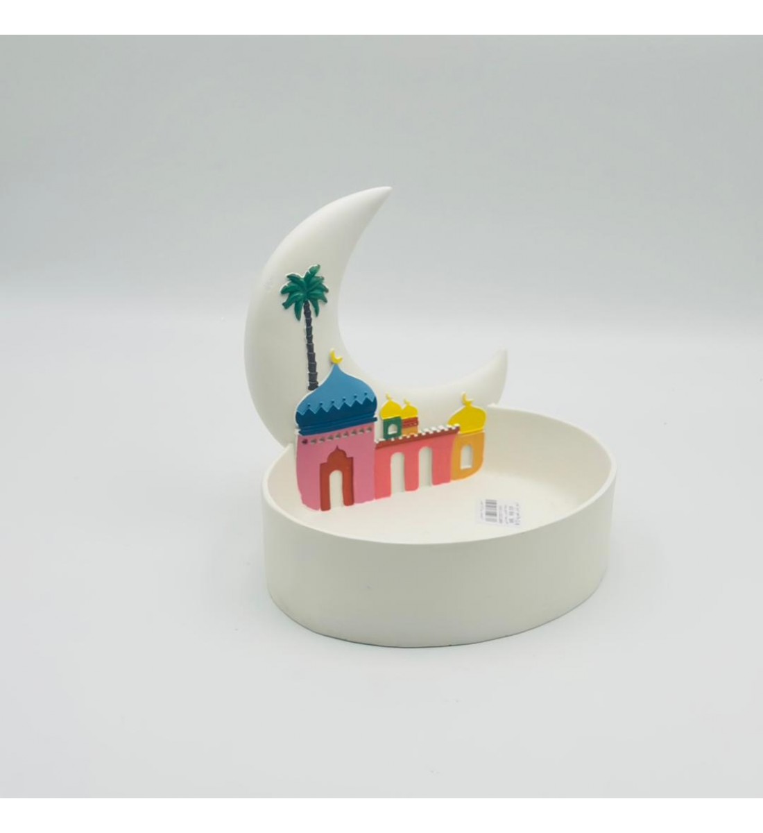  قطعة ديكور أنيقة بتصميم هلالي مستوحى من أجواء رمضان، يتوسطها مجسم لمسجد بقباب21×21×17سم 