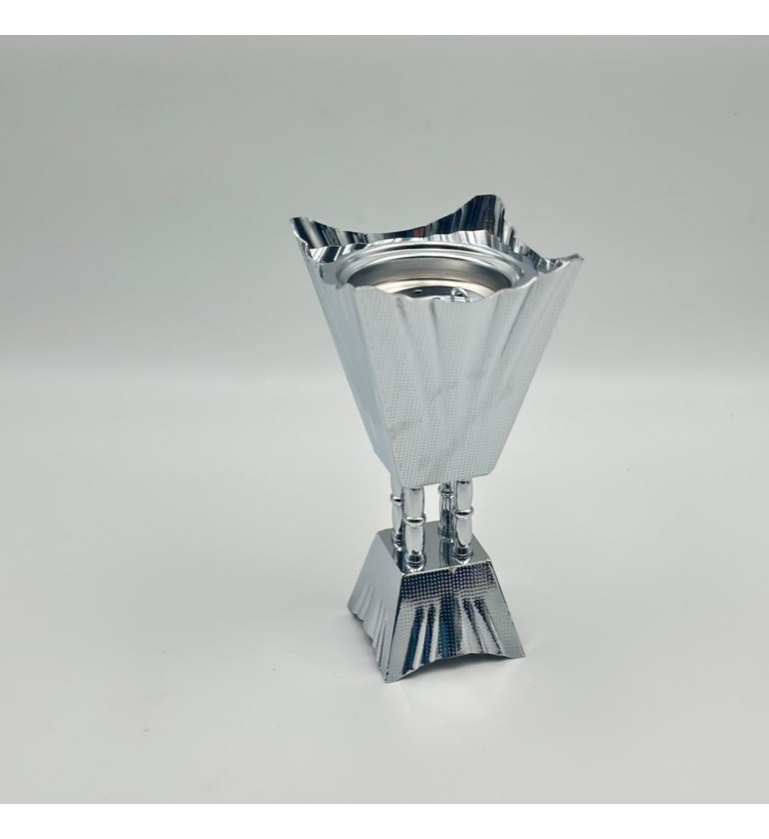 مبخرة ديكورية فاخرة بتصميم عصري أنيق، مصنوعة بلون فضي لامع يعكس الفخامة والرقي 22×11×11سم 