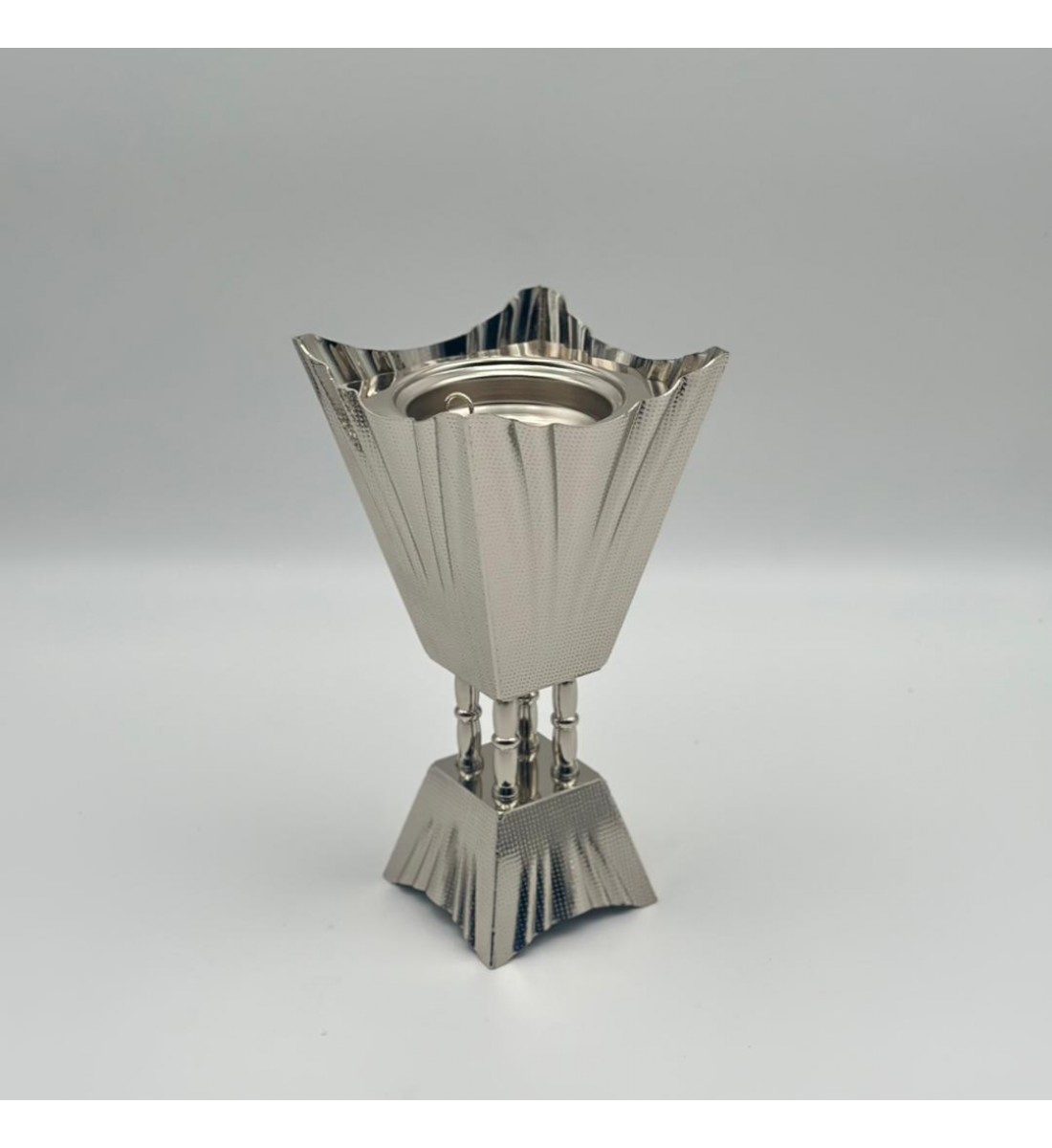 مبخرة ديكورية فاخرة بتصميم عصري أنيق، مصنوعة بلون فضي مطفي يعكس الفخامة والرقي24×12×12سم 