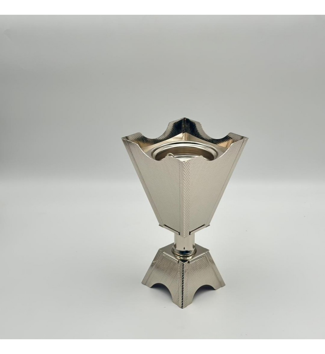 مبخرة ديكورية فاخرة بتصميم عصري أنيق، مصنوعة بلون فضي مطفي يعكس الفخامة والرقي24×12×12سم 