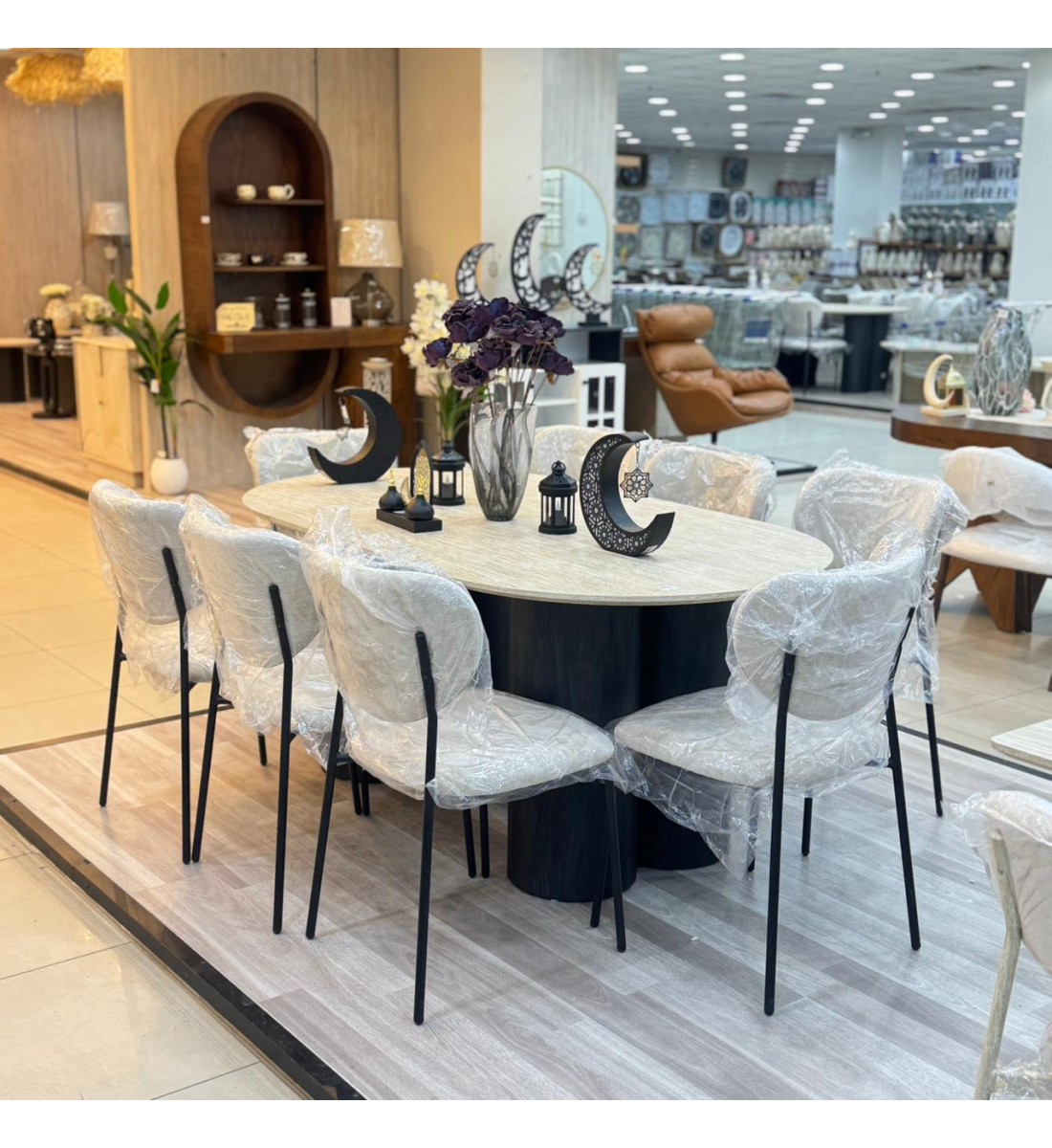 طاولة طعام مودرن خشبية مع 8 كراسي مبطنة