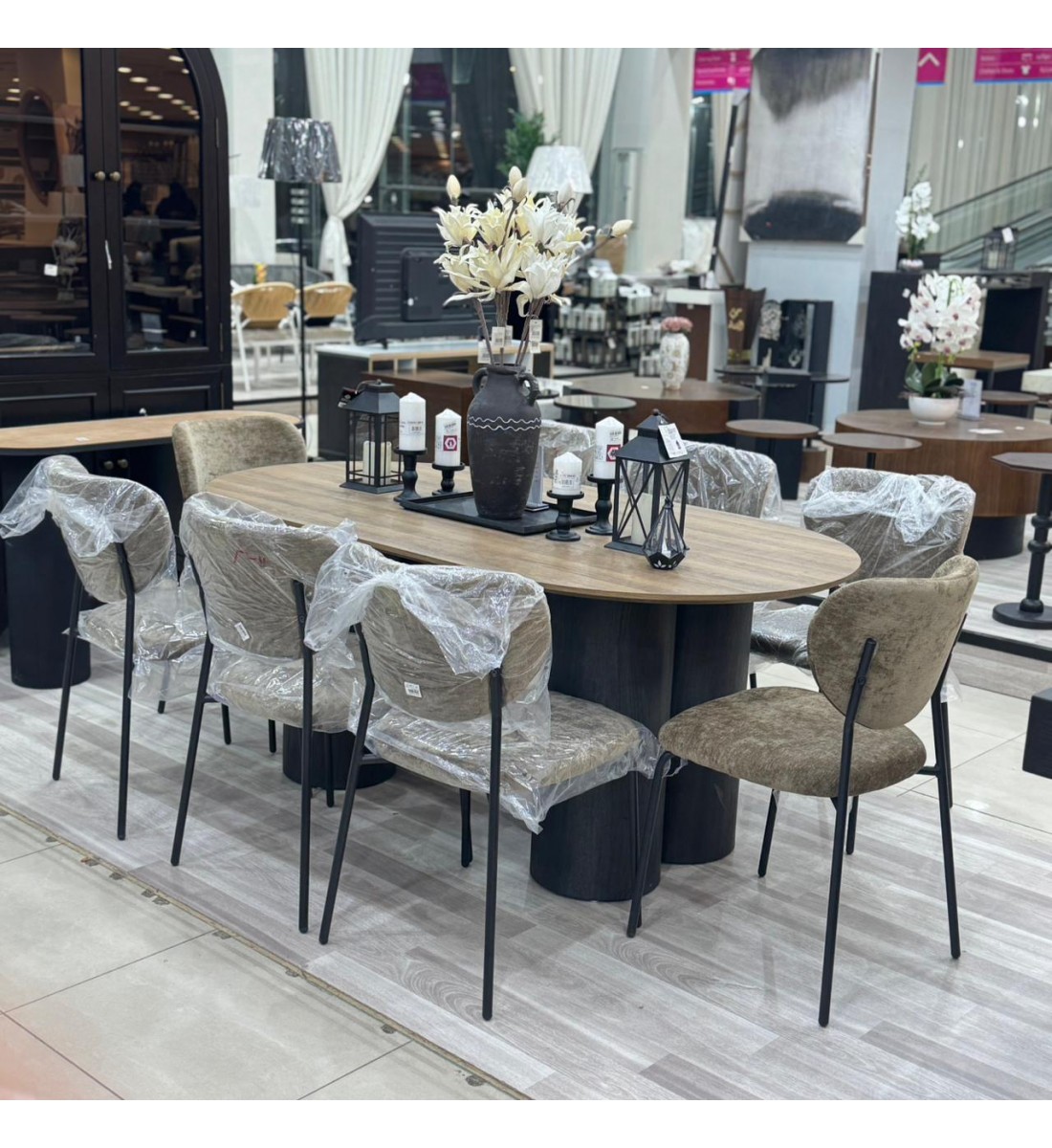 طاولة طعام مودرن خشبية مع 8 كراسي مبطنة