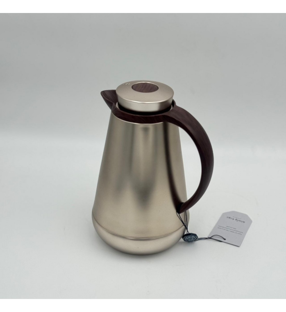 ترمس أنيق بتصميم عصري يجمع بين البساطة والفخامة، مصنوع من هيكل معدني بلمسة مطفية750مل 