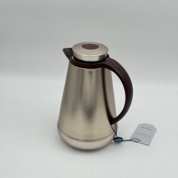 ترمس أنيق بتصميم عصري يجمع بين البساطة والفخامة، مصنوع من هيكل معدني بلمسة مطفية750مل 