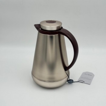 ترمس أنيق بتصميم عصري يجمع بين البساطة والفخامة، مصنوع من هيكل معدني بلمسة مطفية750مل 