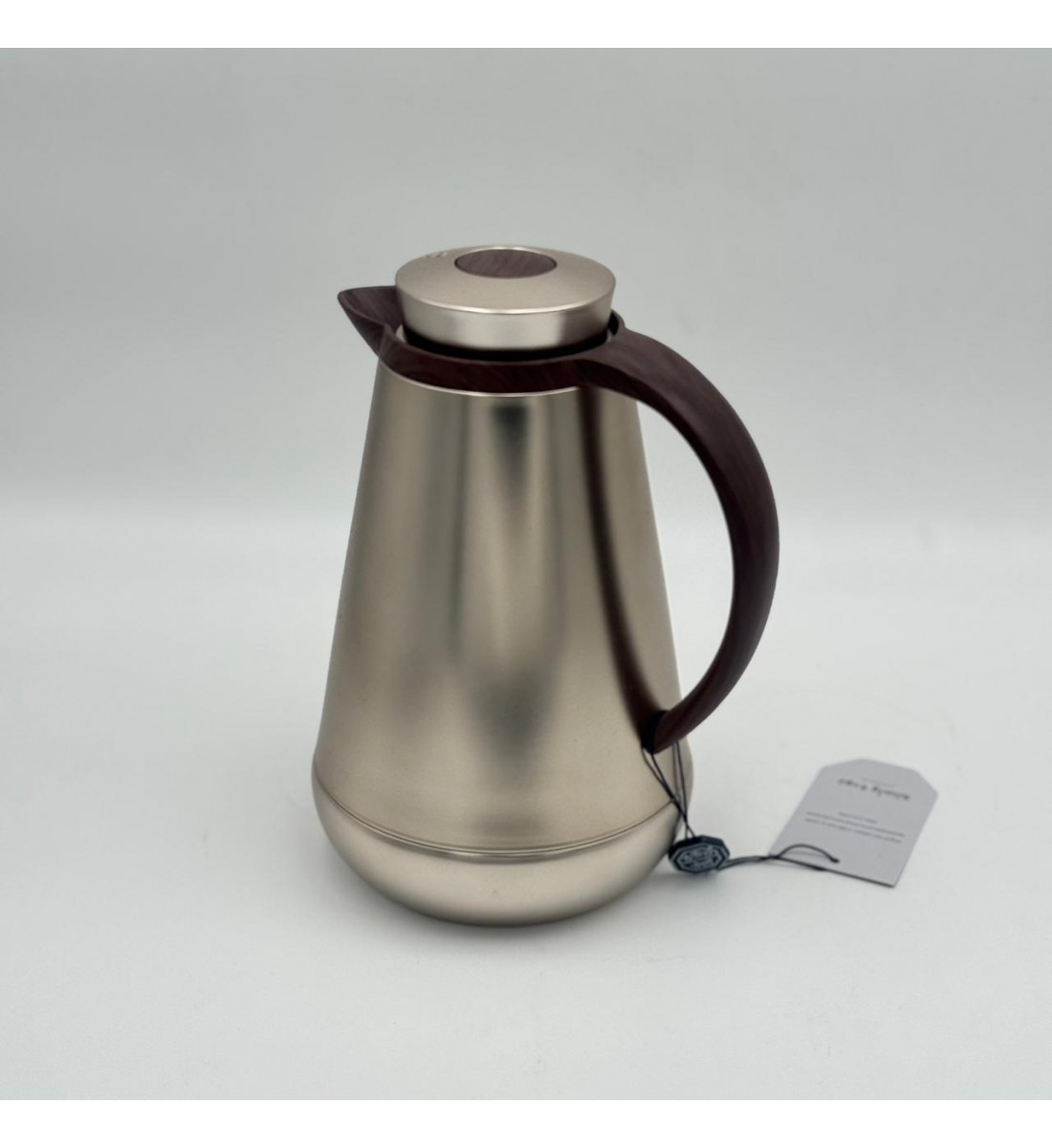 ترمس أنيق بتصميم عصري يجمع بين البساطة والفخامة، مصنوع من هيكل معدني بلمسة مطفية750مل 