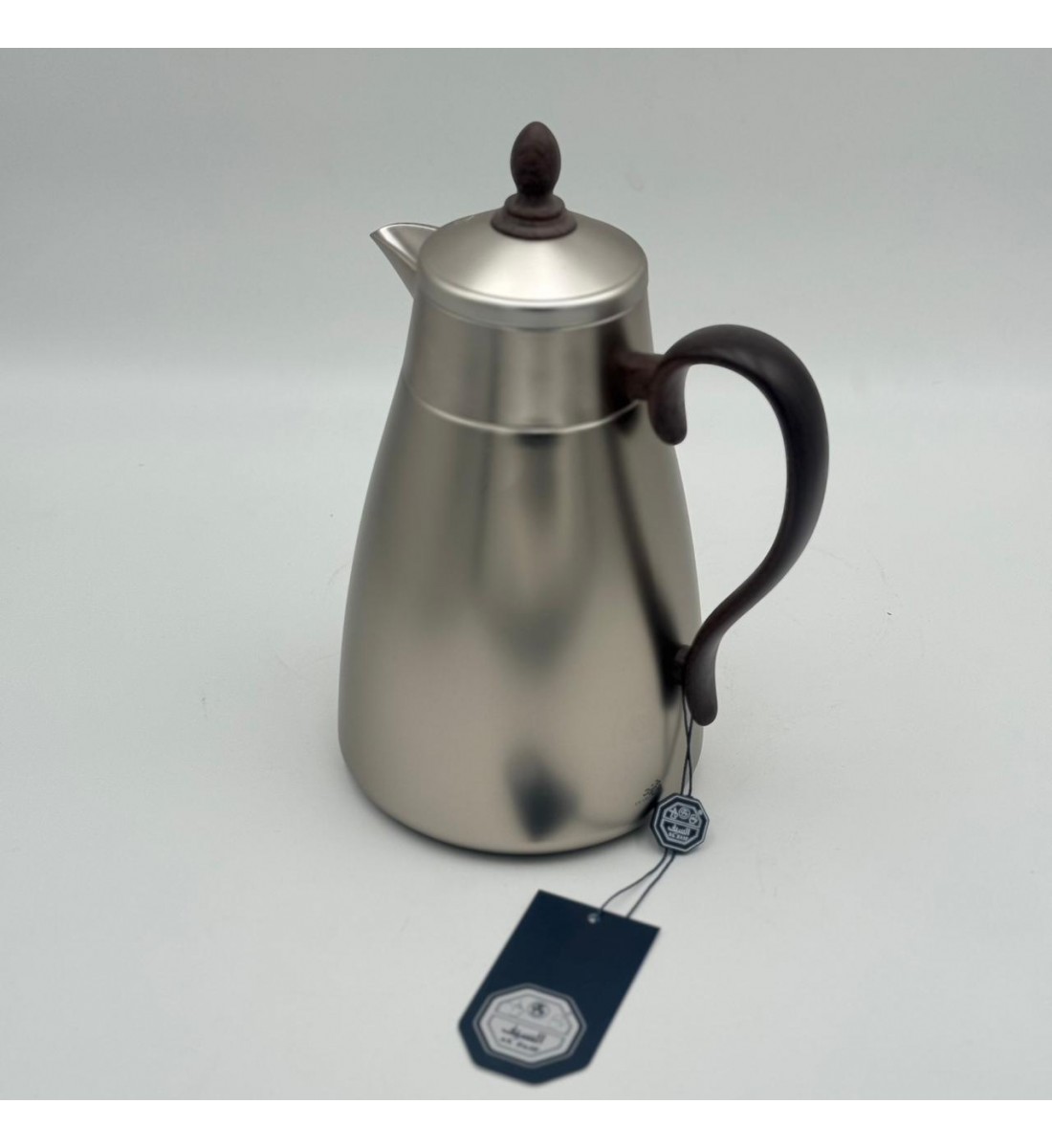 ترمس أنيق بتصميم عصري يجمع بين البساطة والفخامة، مصنوع من هيكل معدني بلمسة مطفية1لتر 