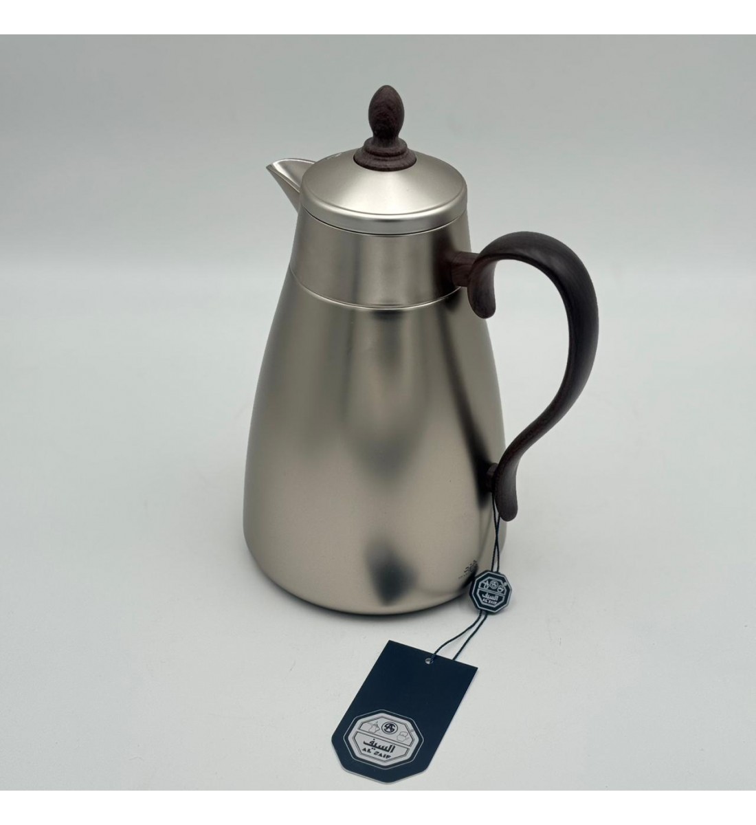 ترمس أنيق بتصميم عصري يجمع بين البساطة والفخامة، مصنوع من هيكل معدني بلمسة مطفية1لتر 