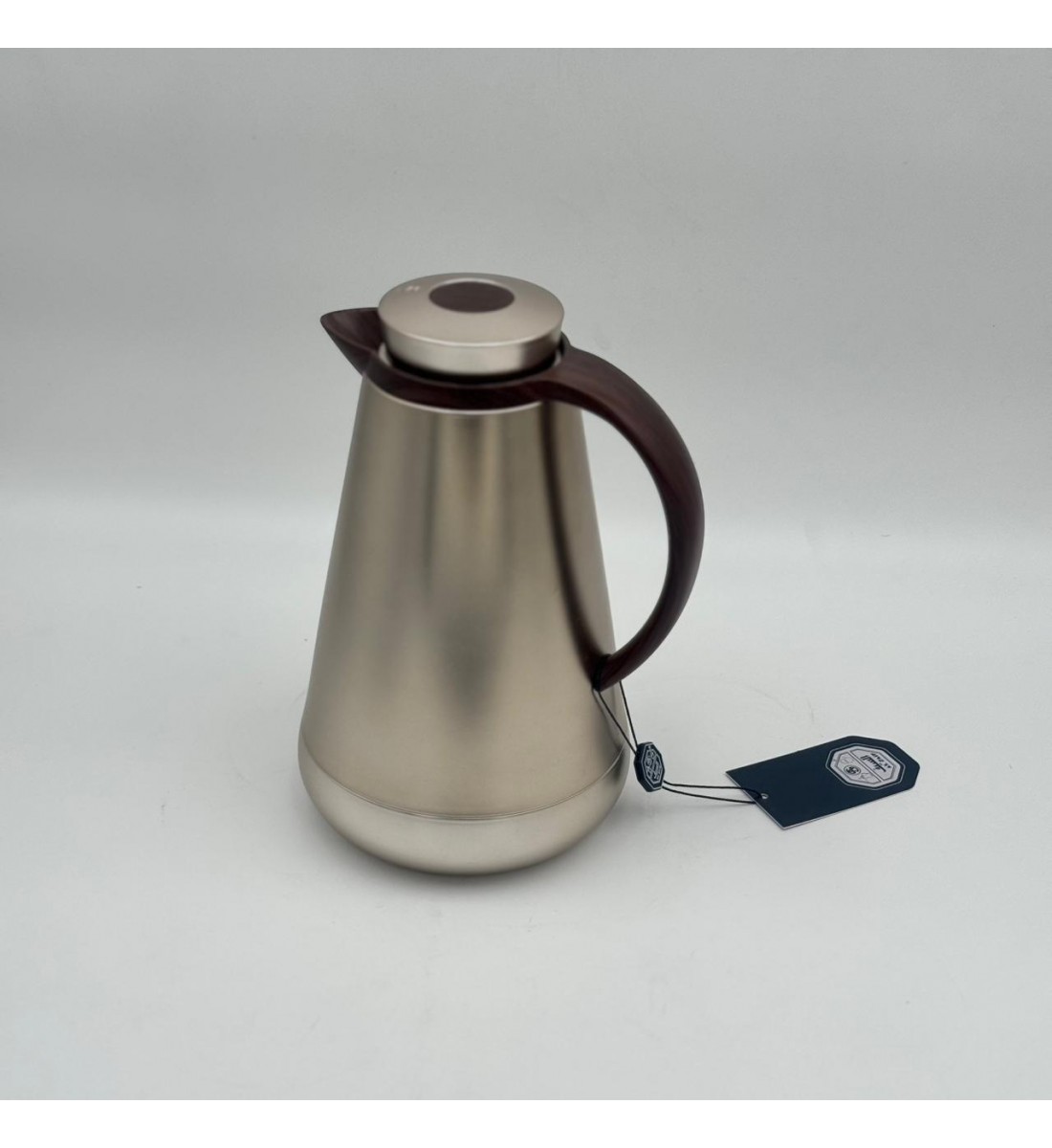 ترمس أنيق بتصميم عصري يجمع بين البساطة والفخامة، مصنوع من هيكل معدني بلمسة مطفية1لتر ترمس أنيق بتصميم عصري يجمع بين البساطة والفخامة، مصنوع من هيكل معدني بلمسة مطفية1لتر