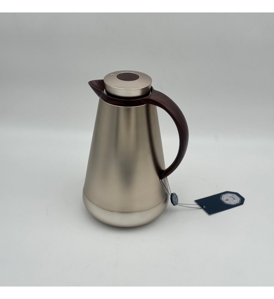 ترمس أنيق بتصميم عصري يجمع بين البساطة والفخامة، مصنوع من هيكل معدني بلمسة مطفية1لتر ترمس أنيق بتصميم عصري يجمع بين البساطة والفخامة، مصنوع من هيكل معدني بلمسة مطفية1لتر