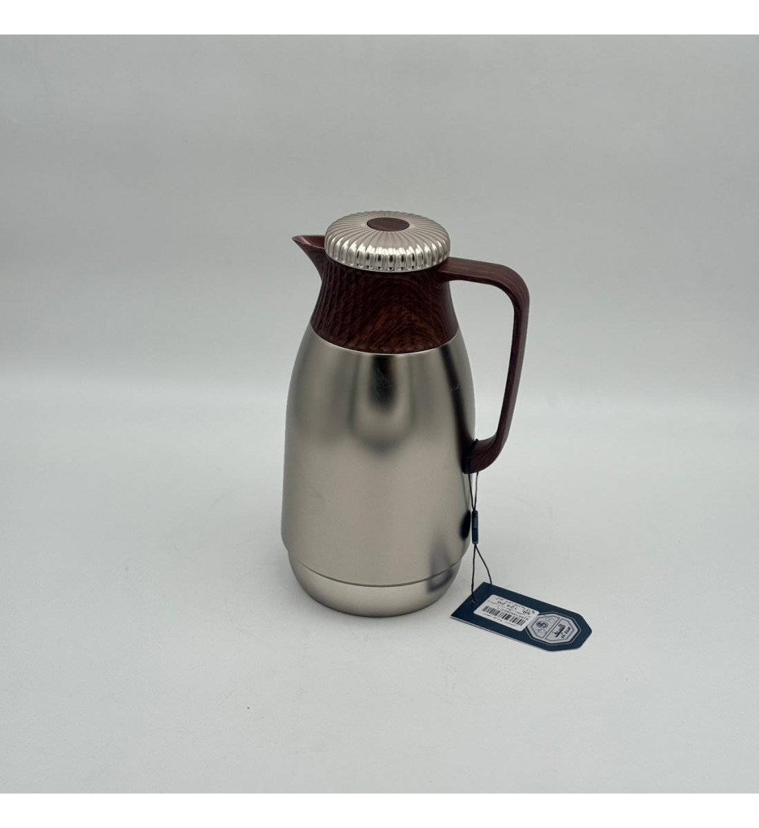 ترمس أنيق بتصميم عصري يجمع بين البساطة والفخامة، مصنوع من هيكل معدني بلمسة مطفية1لتر 