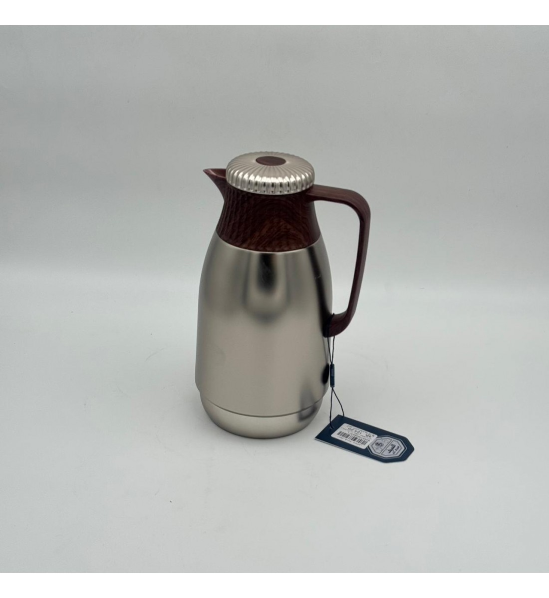 ترمس أنيق بتصميم عصري يجمع بين البساطة والفخامة، مصنوع من هيكل معدني بلمسة مطفية1لتر 