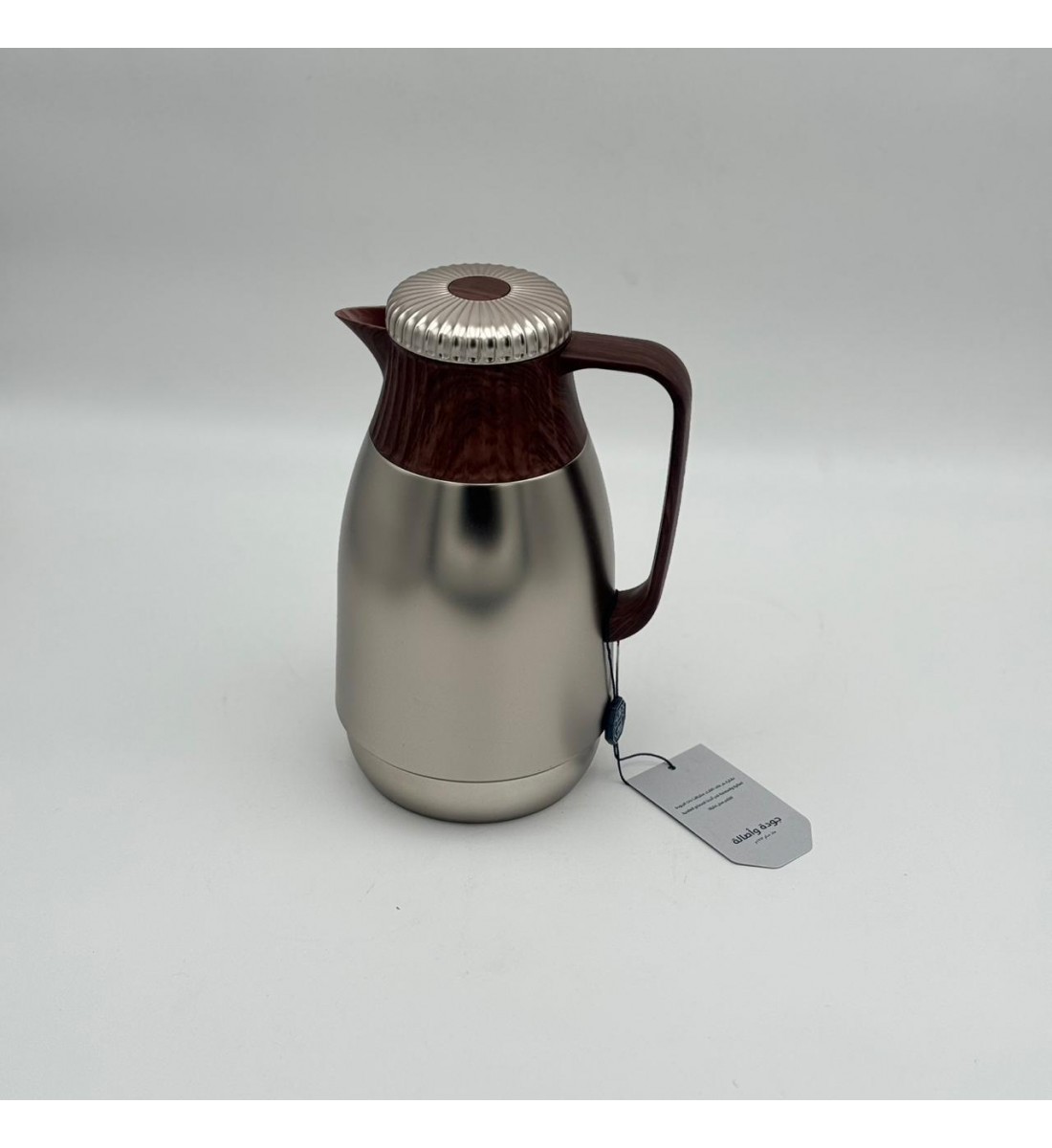 ترمس أنيق بتصميم عصري يجمع بين البساطة والفخامة، مصنوع من هيكل معدني بلمسة مطفية750مل ترمس أنيق بتصميم عصري يجمع بين البساطة والفخامة، مصنوع من هيكل معدني بلمسة مطفية750مل