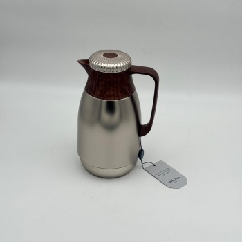 ترمس أنيق بتصميم عصري يجمع بين البساطة والفخامة، مصنوع من هيكل معدني بلمسة مطفية750مل 