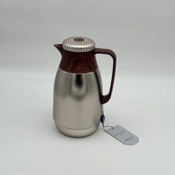 ترمس أنيق بتصميم عصري يجمع بين البساطة والفخامة، مصنوع من هيكل معدني بلمسة مطفية750مل 