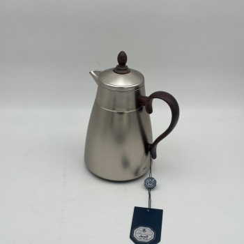 ترمس أنيق بتصميم عصري يجمع بين البساطة والفخامة، مصنوع من هيكل معدني بلمسة مطفية650مل 