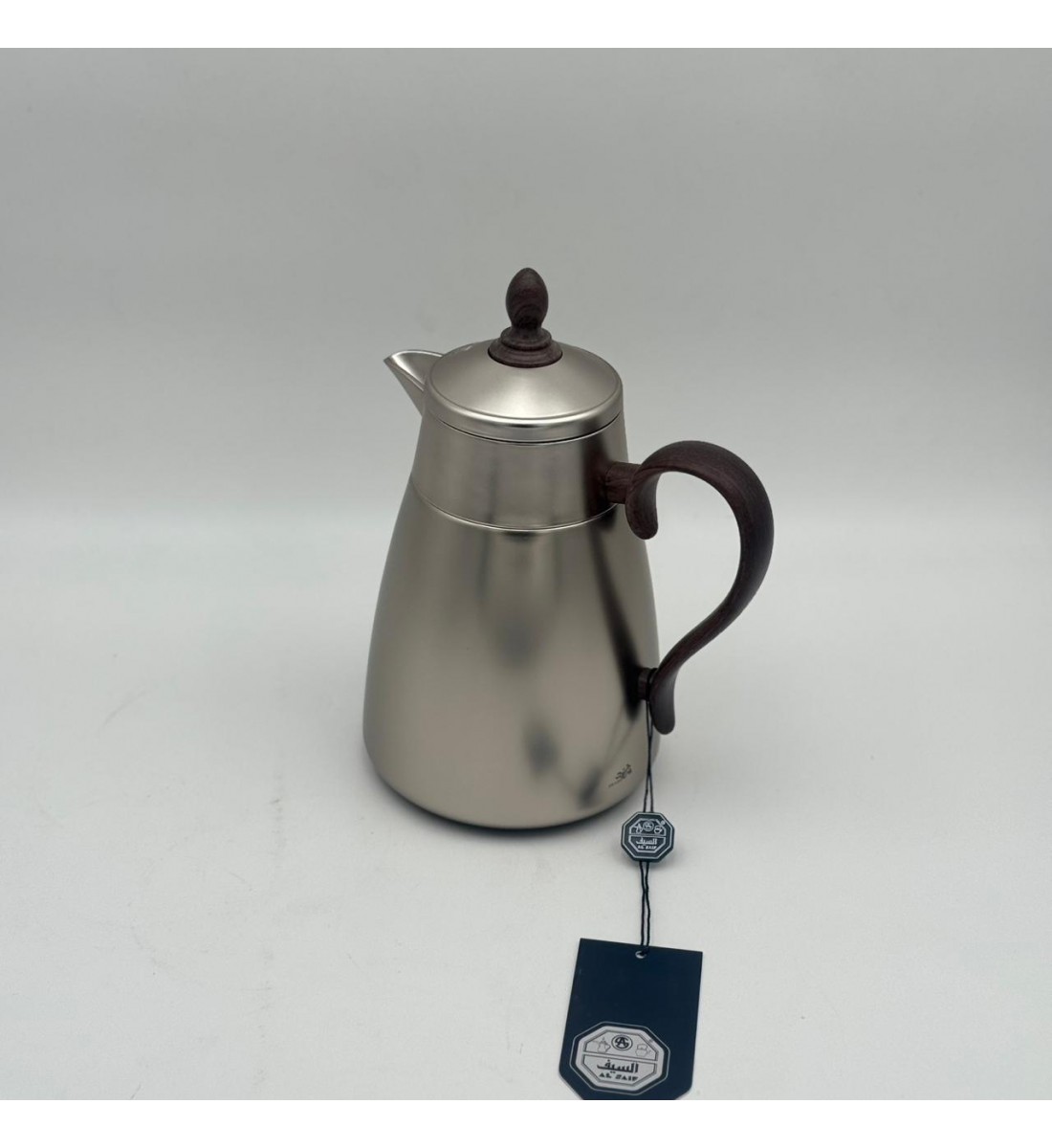 ترمس أنيق بتصميم عصري يجمع بين البساطة والفخامة، مصنوع من هيكل معدني بلمسة مطفية650مل 