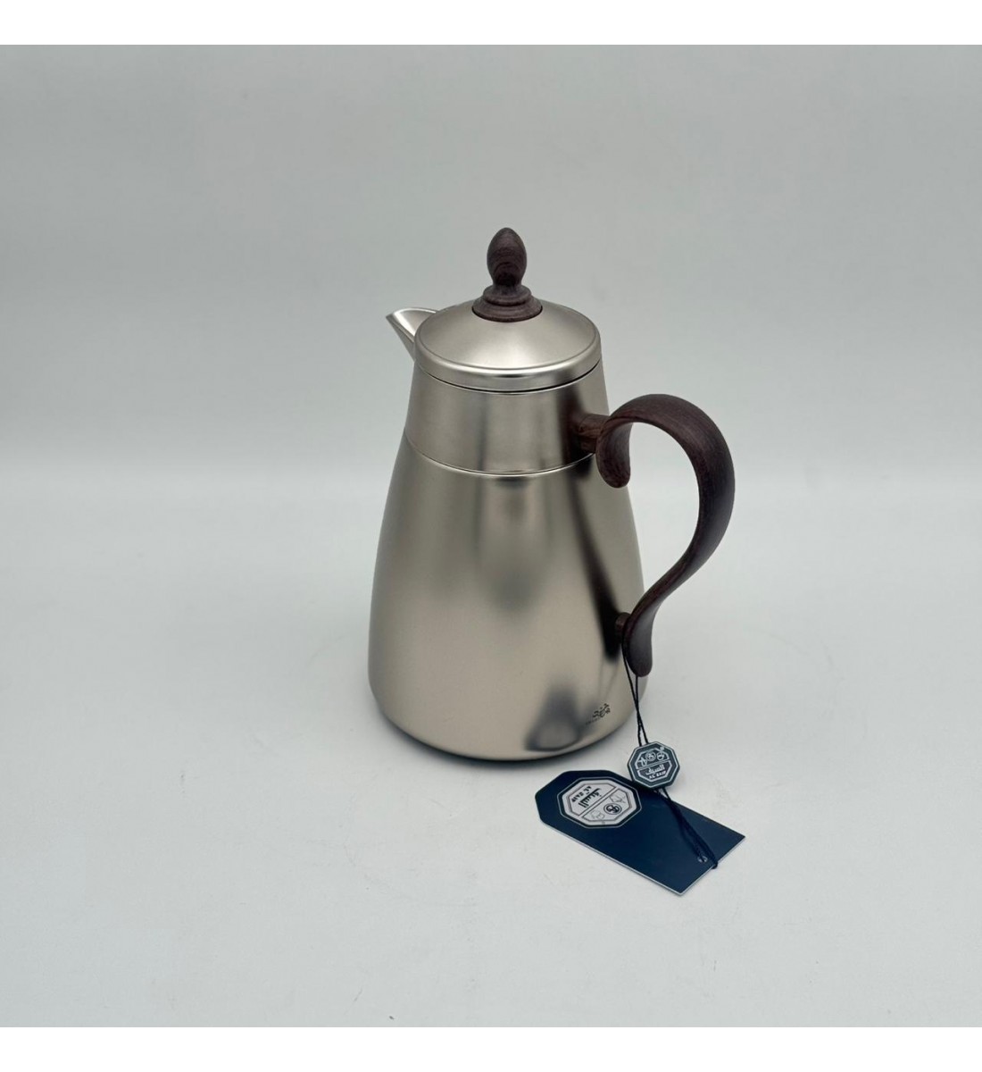 ترمس أنيق بتصميم عصري يجمع بين البساطة والفخامة، مصنوع من هيكل معدني بلمسة مطفية650مل 