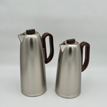 طقم  ترمس  شاي وقهوة أنيق يجمع بين التصميم العصري والانيق 