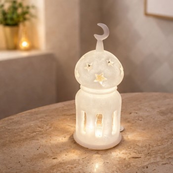 فانوس ديكوري أنيق بتصميم مستوحى من العمارة الإسلامية، مصنوع بلون أبيض ناعم يمنح إحساسًا بالصفاء والسكينة30×11×11سم 