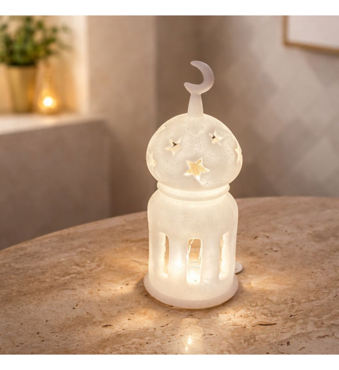 فانوس ديكوري أنيق بتصميم مستوحى من العمارة الإسلامية، مصنوع بلون أبيض ناعم يمنح إحساسًا بالصفاء والسكينة37×13×13سم 