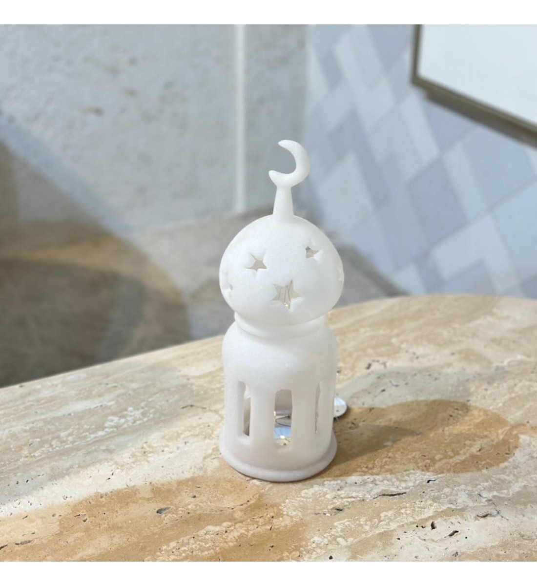 فانوس ديكوري أنيق بتصميم مستوحى من العمارة الإسلامية، مصنوع بلون أبيض ناعم يمنح إحساسًا بالصفاء والسكينة37×13×13سم 