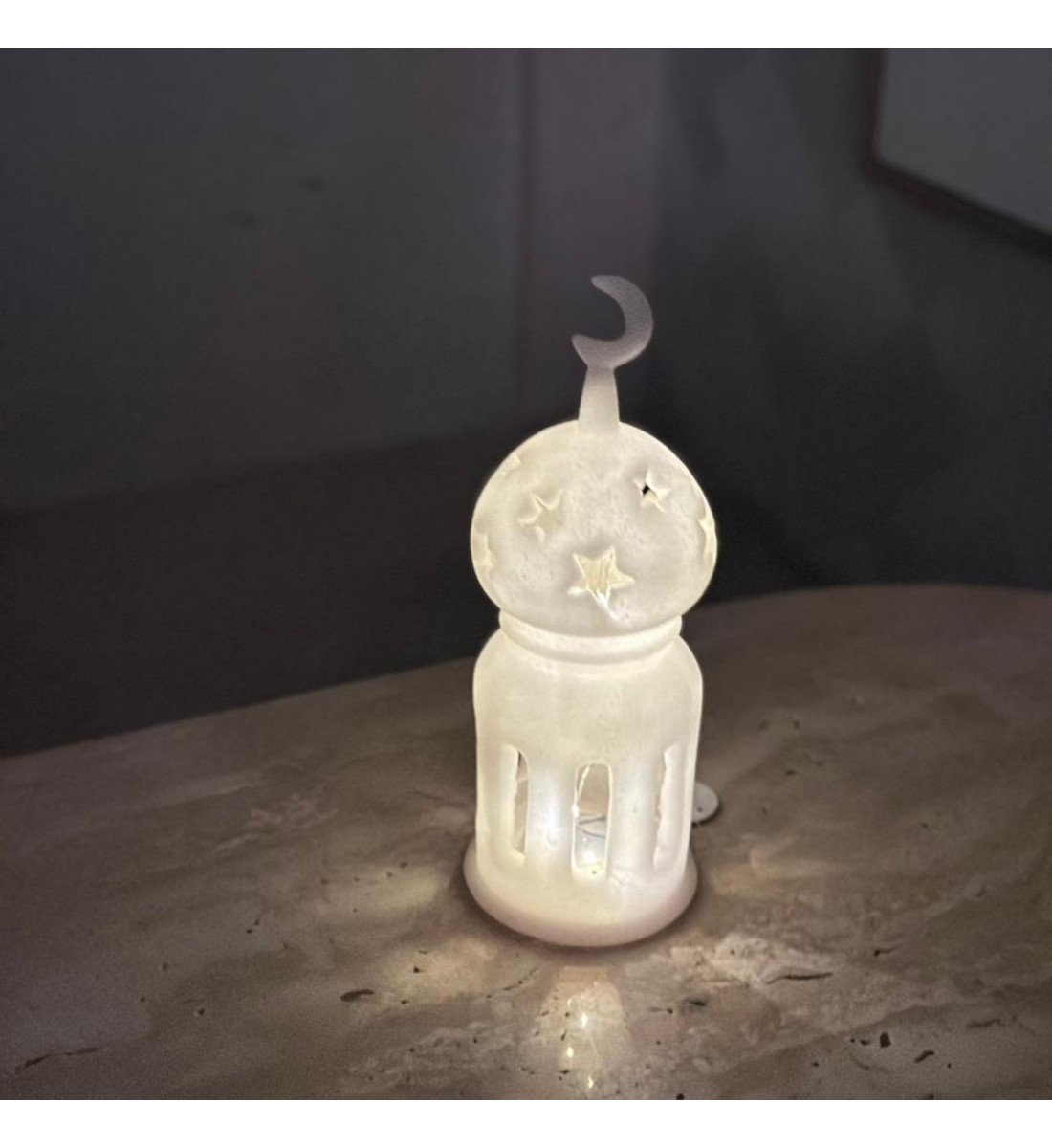 فانوس ديكوري أنيق بتصميم مستوحى من العمارة الإسلامية، مصنوع بلون أبيض ناعم يمنح إحساسًا بالصفاء والسكينة24×8×8سم