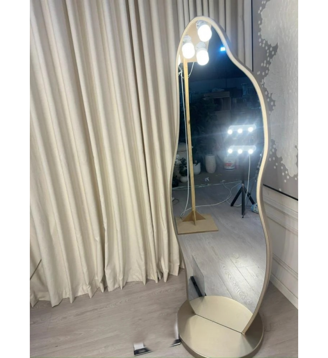 مرايا ستاند بتصميم فريد باللون شامبين  مقاس 160×60سم 