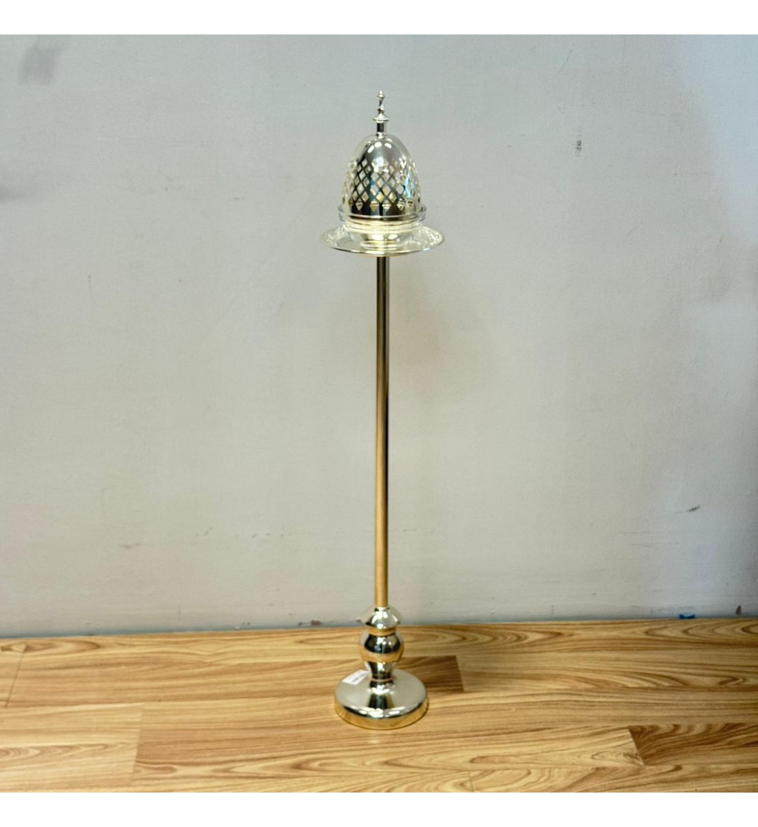 مبخرة ديكورية فاخرة بتصميم عصري أنيق، مصنوعة بلون فضي لامع يعكس الفخامة والرقي 87سم 