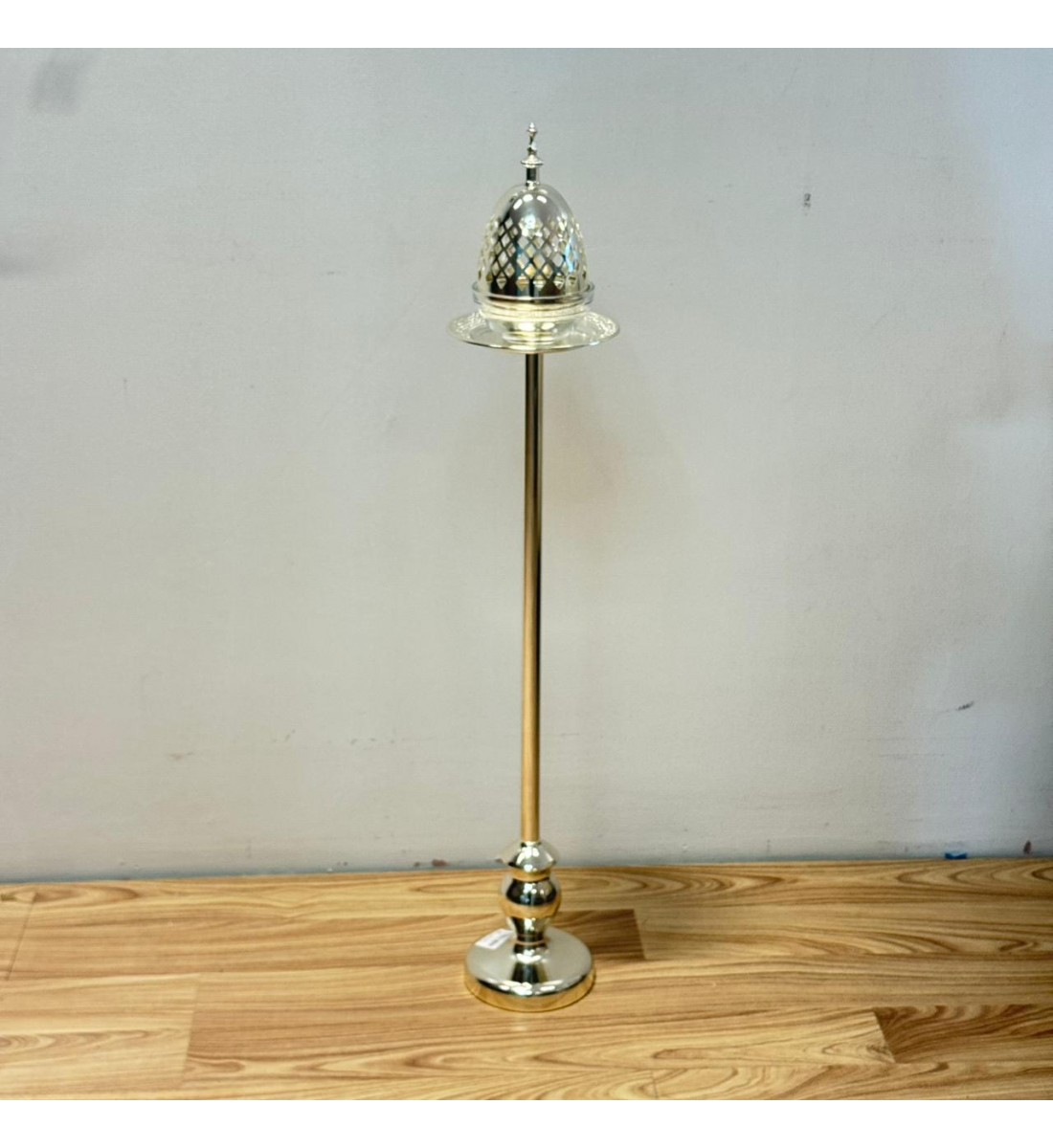 مبخرة ديكورية فاخرة بتصميم عصري أنيق، مصنوعة بلون فضي لامع يعكس الفخامة والرقي 87سم 