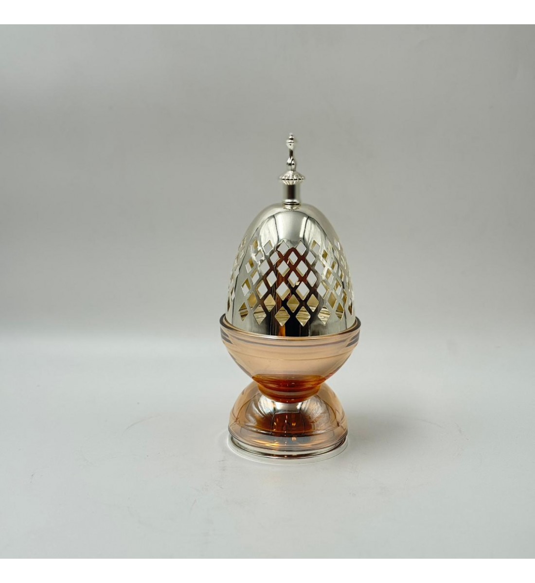 مبخرة ديكورية أنيقة بتصميم فاخر يجمع بين المعدن اللامع والزجاج بلون عنبري جذاب.25×10×10سم 