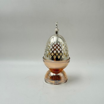 مبخرة ديكورية أنيقة بتصميم فاخر يجمع بين المعدن اللامع والزجاج بلون عنبري جذاب.25×10×10سم 