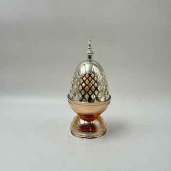 مبخرة ديكورية أنيقة بتصميم فاخر يجمع بين المعدن اللامع والزجاج بلون عنبري جذاب.25×10×10سم 