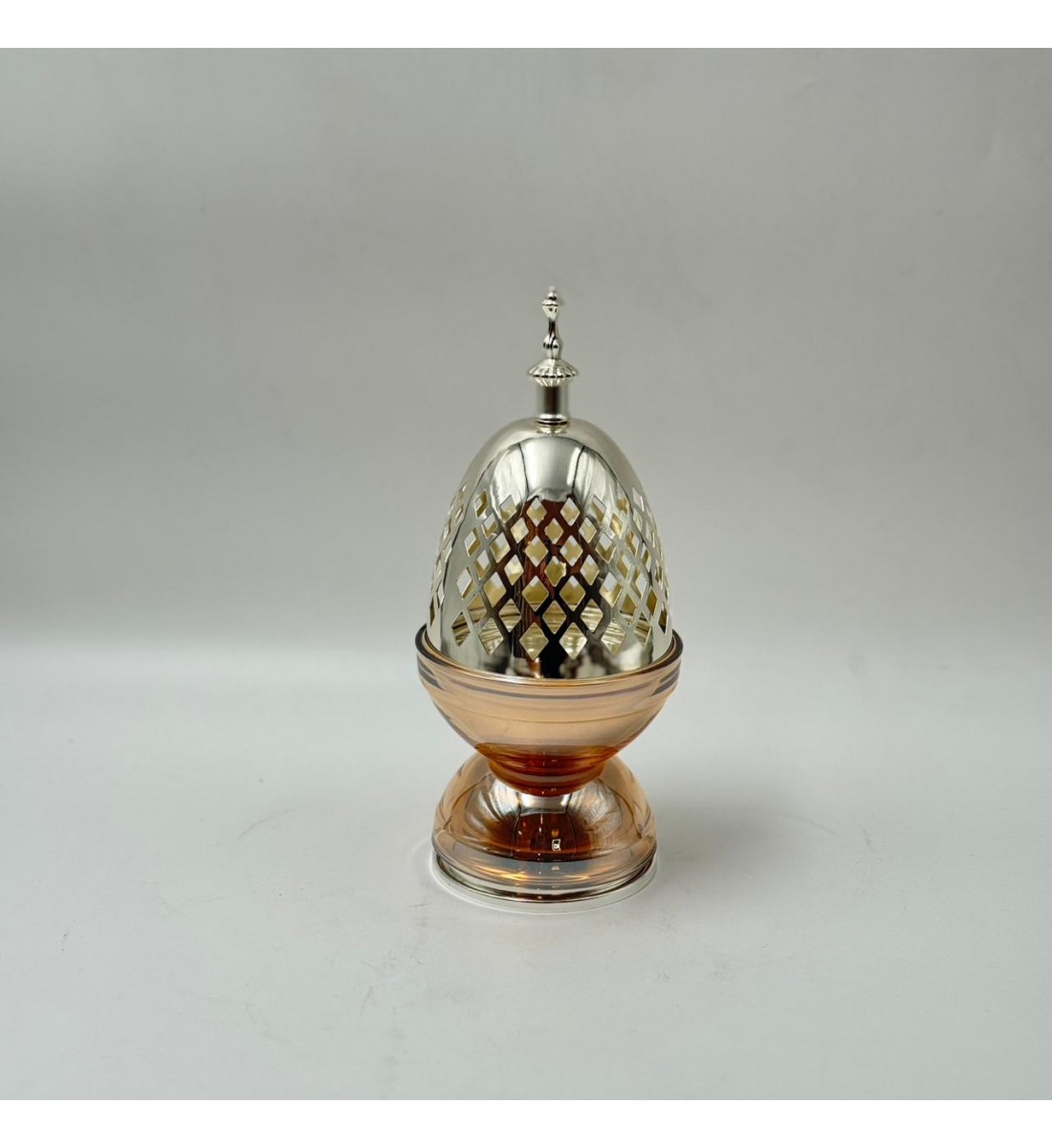 مبخرة ديكورية أنيقة بتصميم فاخر يجمع بين المعدن اللامع والزجاج بلون عنبري جذاب.25×10×10سم 