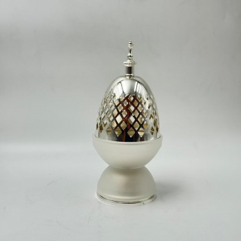 مبخرة ديكورية أنيقة بتصميم فاخر يجمع بين المعدن اللامع والزجاج بلون ابيض جذاب.25×10×10سم 