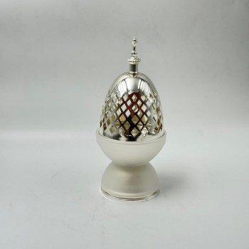 مبخرة ديكورية أنيقة بتصميم فاخر يجمع بين المعدن اللامع والزجاج بلون ابيض جذاب.25×10×10سم 