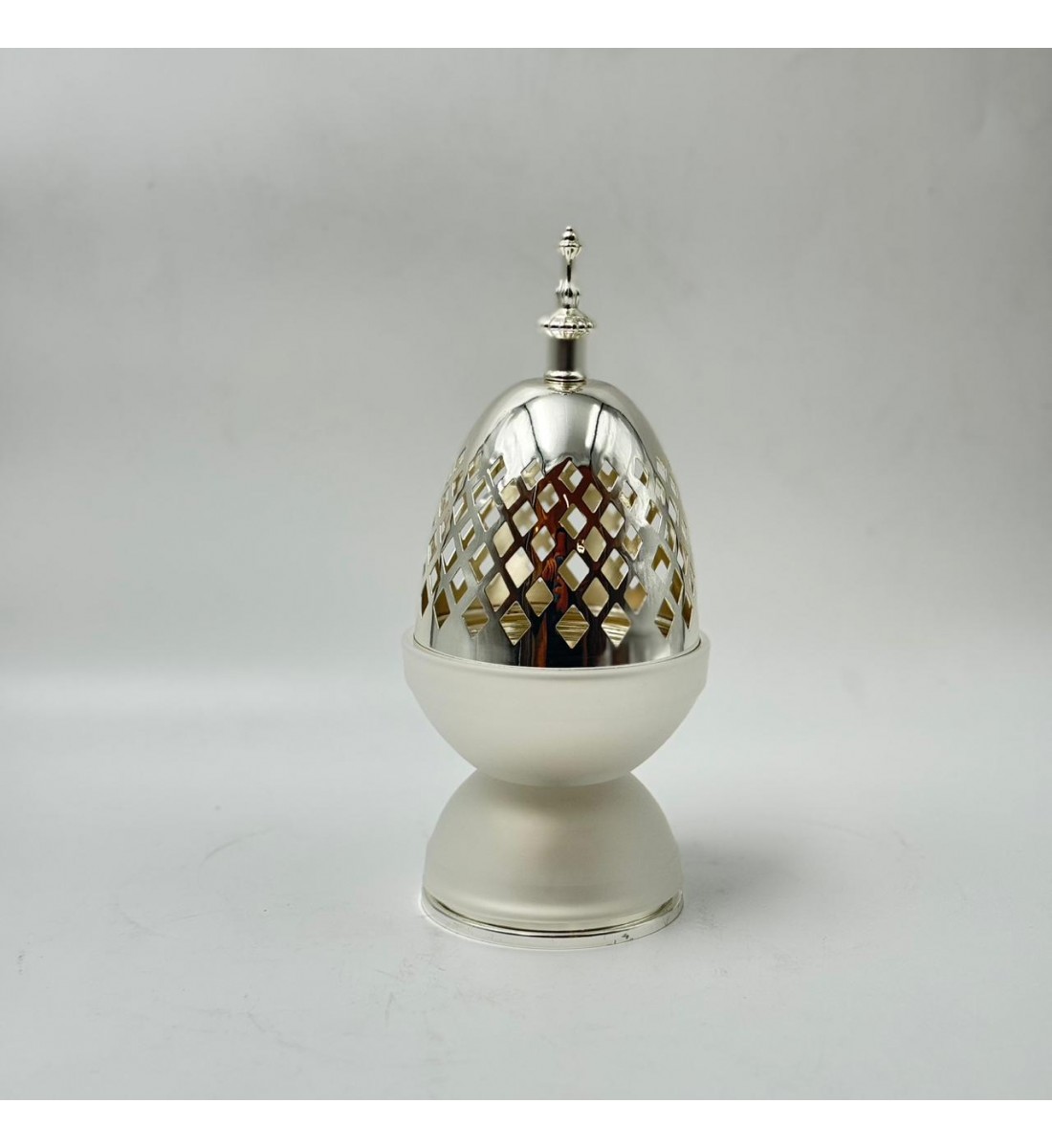 مبخرة ديكورية أنيقة بتصميم فاخر يجمع بين المعدن اللامع والزجاج بلون ابيض جذاب.25×10×10سم 