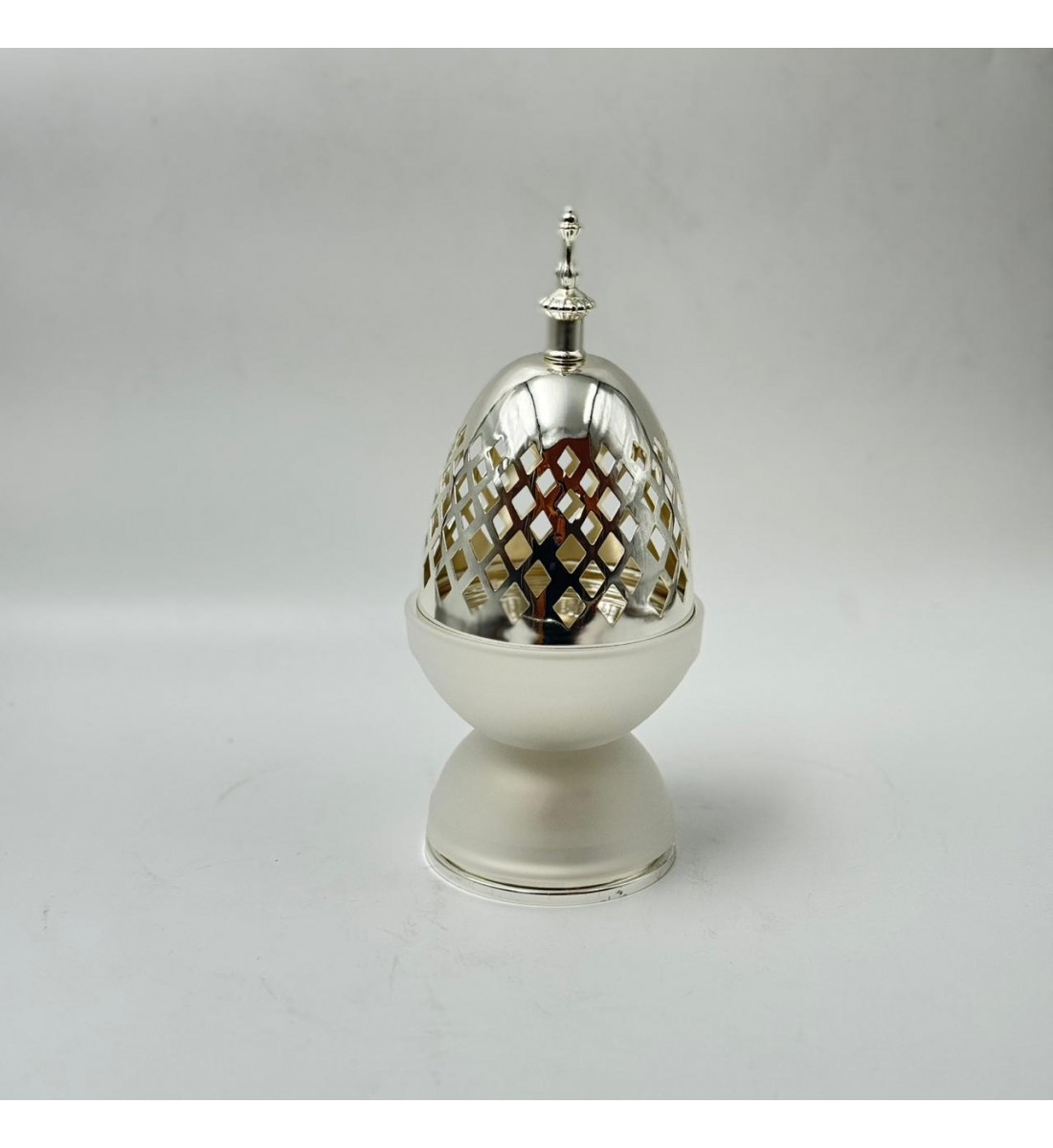 مبخرة ديكورية أنيقة بتصميم فاخر يجمع بين المعدن اللامع والزجاج بلون ابيض جذاب.25×10×10سم 