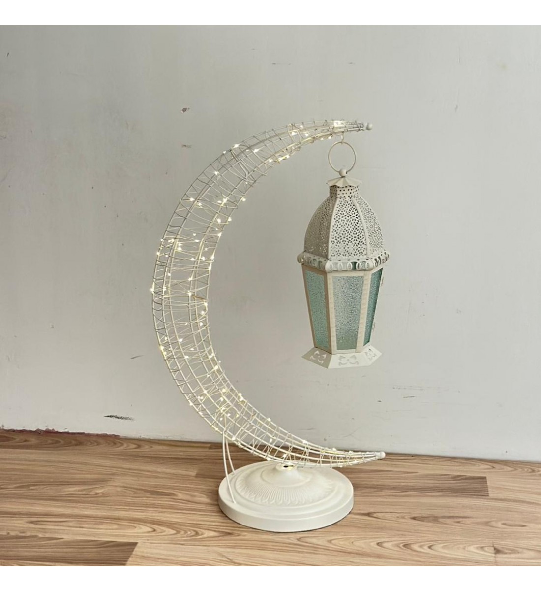 قطعة ديكورية راقية بتصميم هلال أنيق، مصنوعة من هيكل معدني باللون الأبيض ومزيّنة بإضاءة LED ناعمة تضفي أجواءً دافئة وهادئة.79×28×28سم قطعة ديكورية راقية بتصميم هلال أنيق، مصنوعة من هيكل معدني باللون الأبيض ومزيّنة بإضاءة LED ناعمة تضفي أجواءً دافئة وهادئة.79×28×28سم