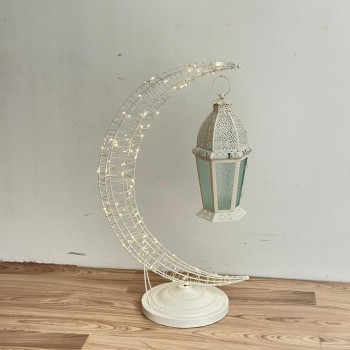 قطعة ديكورية راقية بتصميم هلال أنيق، مصنوعة من هيكل معدني باللون الأبيض ومزيّنة بإضاءة LED ناعمة تضفي أجواءً دافئة وهادئة.79×28×28سم 