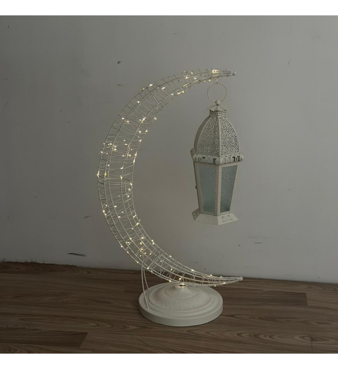 قطعة ديكورية راقية بتصميم هلال أنيق، مصنوعة من هيكل معدني باللون الأبيض ومزيّنة بإضاءة LED ناعمة تضفي أجواءً دافئة وهادئة.79×28×28سم قطعة ديكورية راقية بتصميم هلال أنيق، مصنوعة من هيكل معدني باللون الأبيض ومزيّنة بإضاءة LED ناعمة تضفي أجواءً دافئة وهادئة.79×28×28سم