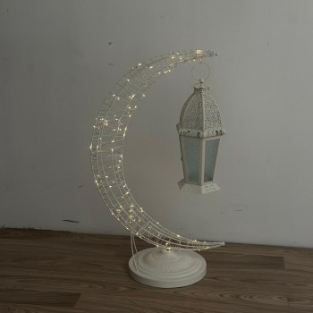 قطعة ديكورية راقية بتصميم هلال أنيق، مصنوعة من هيكل معدني باللون الأبيض ومزيّنة بإضاءة LED ناعمة تضفي أجواءً دافئة وهادئة.79×28×28سم 