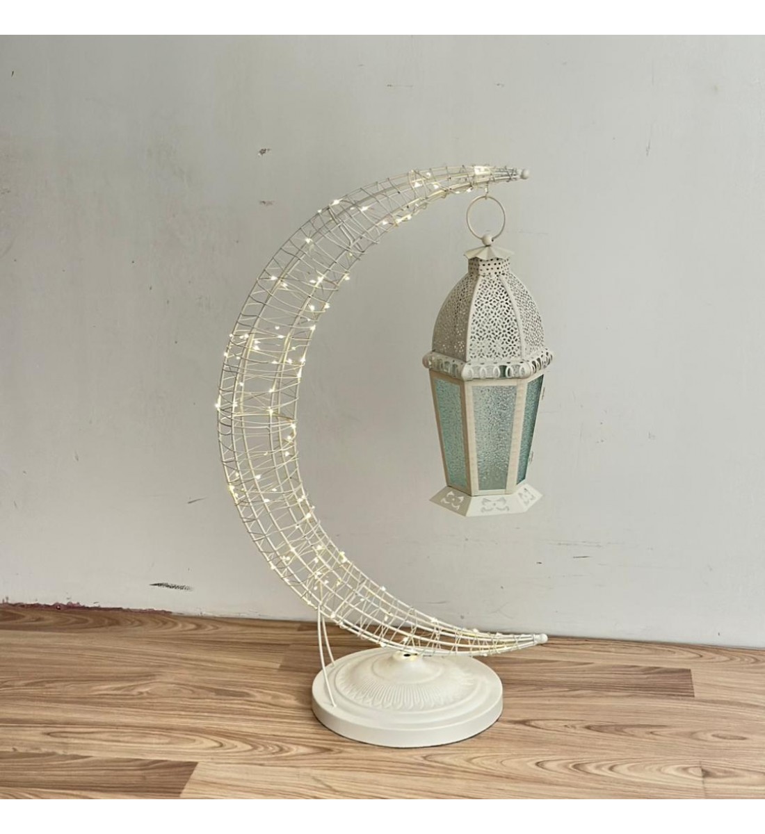 قطعة ديكورية راقية بتصميم هلال أنيق، مصنوعة من هيكل معدني باللون الأبيض ومزيّنة بإضاءة LED ناعمة تضفي أجواءً دافئة وهادئة.79×28×28سم قطعة ديكورية راقية بتصميم هلال أنيق، مصنوعة من هيكل معدني باللون الأبيض ومزيّنة بإضاءة LED ناعمة تضفي أجواءً دافئة وهادئة.79×28×28سم